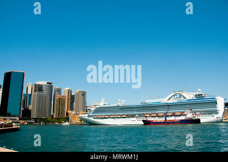 SYDNEY, AUSTRALIEN - 12 Dezember, 2016: Emerald Princess Kreuzfahrtschiff in iconic Circular Quay angedockt Stockfoto