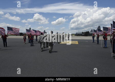 Fotos von North Carolina Air National Guard Flieger Rückkehr aus Einsatz in Übersee unterstützen den Betrieb der Freiheit des Sentinel, auf der North Carolina Air National Guard Base, Charlotte Douglas International Airport, 7. Juli 2017. Die Flieger wurden von Führung und Familie Mitglieder begrüßt. Dies war die letzte C-130-Implementierung für die NCANG als Einheit Übergänge zu den C-17-Flugzeugen. Stockfoto