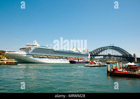 SYDNEY, AUSTRALIEN - 12 Dezember, 2016: Emerald Princess Kreuzfahrtschiff in iconic Circular Quay angedockt Stockfoto