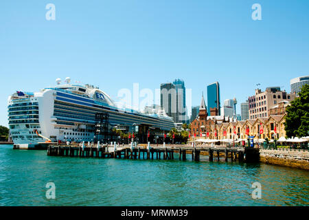 SYDNEY, AUSTRALIEN - 12 Dezember, 2016: Emerald Princess Kreuzfahrtschiff in iconic Circular Quay angedockt Stockfoto