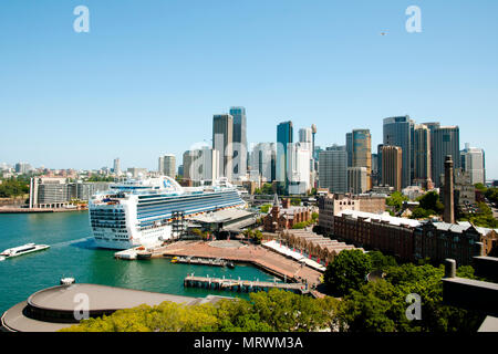 SYDNEY, AUSTRALIEN - 12 Dezember, 2016: Emerald Princess Kreuzfahrtschiff in iconic Circular Quay angedockt Stockfoto