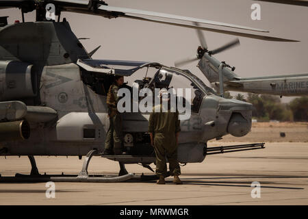 Us Marine Corps Maj. Jasmin Moghbeli, ein Pilotprojekt zu Marine Test und Bewertung Squadron (VMX) 1, ihren letzten Flug in einem AH-1 Cobra' in der Marine Corps Air Station Yuma, Ariz., 7. Juni 2017 leitet zugeordnet. Maj. Moghbeli Berichten dem Johnson Space Center in Houston, Texas, später in diesem Jahr der NASA-Astronaut Kandidat Klasse von 2017 zu besuchen. (U.S. Marine Corps Foto von Lance Cpl. Christian Cachola) Stockfoto