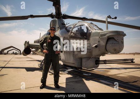 Us Marine Corps Maj. Jasmin Moghbeli, ein Pilotprojekt zu Marine Test und Bewertung Squadron (VMX) 1, ihren letzten Flug in einem AH-1 Cobra' in der Marine Corps Air Station Yuma, Ariz., 7. Juni 2017 leitet zugeordnet. Maj. Moghbeli Berichten dem Johnson Space Center in Houston, Texas, später in diesem Jahr der NASA-Astronaut Kandidat Klasse von 2017 zu besuchen. (U.S. Marine Corps Foto von Lance Cpl. Christian Cachola) Stockfoto