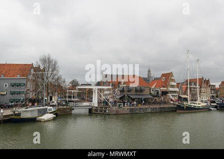 Amsterdam, Niederlande, 24. April 2015: Gebäude und Brücken sitzen entlang der Wasserstraße in der Stadt Hoorn, Niederlande Stockfoto