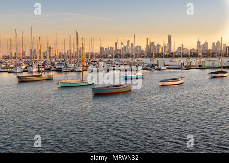 Sonnenaufgang über Stadt St Kilda, Melbourne, Australien Stockfoto