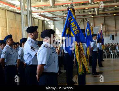 Oberst Jeffrey York übernimmt das Kommando der 31. Mission Support Group von Col. Jenise Carroll bei einem Befehl Zeremonie, 7. Juli 2017, in Aviano Air Base, Italien. Brig. Gen. Lance Landrum, 31 Fighter Wing Commander, den Vorsitz über die Veranstaltung. (U.S. Air Force Foto: Staff Sgt. Austin Harvill) Stockfoto