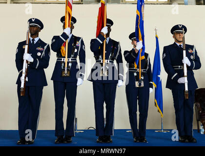 Oberst Jeffrey York übernimmt das Kommando der 31. Mission Support Group von Col. Jenise Carroll bei einem Befehl Zeremonie, 7. Juli 2017, in Aviano Air Base, Italien. Brig. Gen. Lance Landrum, 31 Fighter Wing Commander, den Vorsitz über die Veranstaltung. (U.S. Air Force Foto: Staff Sgt. Austin Harvill) Stockfoto
