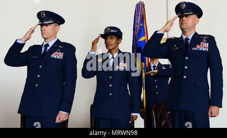 Oberst Jeffrey York übernimmt das Kommando der 31. Mission Support Group von Col. Jenise Carroll bei einem Befehl Zeremonie, 7. Juli 2017, in Aviano Air Base, Italien. Brig. Gen. Lance Landrum, 31 Fighter Wing Commander, den Vorsitz über die Veranstaltung. (U.S. Air Force Foto: Staff Sgt. Austin Harvill) Stockfoto