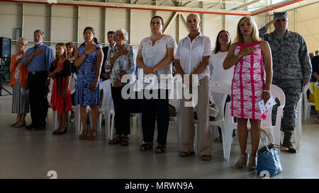Oberst Jeffrey York übernimmt das Kommando der 31. Mission Support Group von Col. Jenise Carroll bei einem Befehl Zeremonie, 7. Juli 2017, in Aviano Air Base, Italien. Brig. Gen. Lance Landrum, 31 Fighter Wing Commander, den Vorsitz über die Veranstaltung. (U.S. Air Force Foto: Staff Sgt. Austin Harvill) Stockfoto