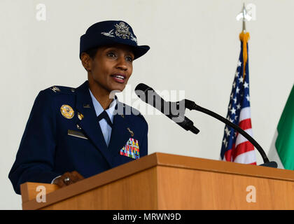 Oberst Jeffrey York übernimmt das Kommando der 31. Mission Support Group von Col. Jenise Carroll bei einem Befehl Zeremonie, 7. Juli 2017, in Aviano Air Base, Italien. Brig. Gen. Lance Landrum, 31 Fighter Wing Commander, den Vorsitz über die Veranstaltung. (U.S. Air Force Foto: Staff Sgt. Austin Harvill) Stockfoto