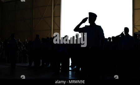 Oberst Jeffrey York übernimmt das Kommando der 31. Mission Support Group von Col. Jenise Carroll bei einem Befehl Zeremonie, 7. Juli 2017, in Aviano Air Base, Italien. Brig. Gen. Lance Landrum, 31 Fighter Wing Commander, den Vorsitz über die Veranstaltung. (U.S. Air Force Foto: Staff Sgt. Austin Harvill) Stockfoto