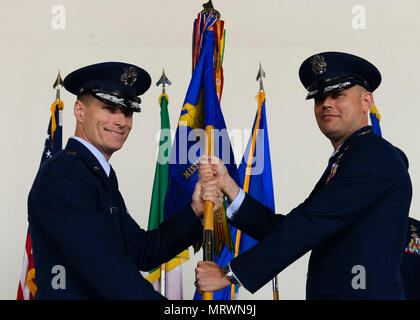 Oberst Jeffrey York übernimmt das Kommando der 31. Mission Support Group von Col. Jenise Carroll bei einem Befehl Zeremonie, 7. Juli 2017, in Aviano Air Base, Italien. Brig. Gen. Lance Landrum, 31 Fighter Wing Commander, den Vorsitz über die Veranstaltung. (U.S. Air Force Foto: Staff Sgt. Austin Harvill) Stockfoto