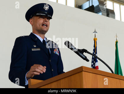 Oberst Jeffrey York übernimmt das Kommando der 31. Mission Support Group von Col. Jenise Carroll bei einem Befehl Zeremonie, 7. Juli 2017, in Aviano Air Base, Italien. Brig. Gen. Lance Landrum, 31 Fighter Wing Commander, den Vorsitz über die Veranstaltung. (U.S. Air Force Foto: Staff Sgt. Austin Harvill) Stockfoto