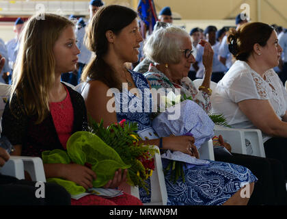 Oberst Jeffrey York übernimmt das Kommando der 31. Mission Support Group von Col. Jenise Carroll bei einem Befehl Zeremonie, 7. Juli 2017, in Aviano Air Base, Italien. Brig. Gen. Lance Landrum, 31 Fighter Wing Commander, den Vorsitz über die Veranstaltung. (U.S. Air Force Foto: Staff Sgt. Austin Harvill) Stockfoto