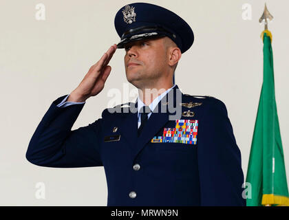 Oberst Jeffrey York übernimmt das Kommando der 31. Mission Support Group von Col. Jenise Carroll bei einem Befehl Zeremonie, 7. Juli 2017, in Aviano Air Base, Italien. Brig. Gen. Lance Landrum, 31 Fighter Wing Commander, den Vorsitz über die Veranstaltung. (U.S. Air Force Foto: Staff Sgt. Austin Harvill) Stockfoto