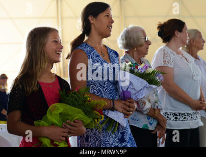 Oberst Jeffrey York übernimmt das Kommando der 31. Mission Support Group von Col. Jenise Carroll bei einem Befehl Zeremonie, 7. Juli 2017, in Aviano Air Base, Italien. Brig. Gen. Lance Landrum, 31 Fighter Wing Commander, den Vorsitz über die Veranstaltung. (U.S. Air Force Foto: Staff Sgt. Austin Harvill) Stockfoto