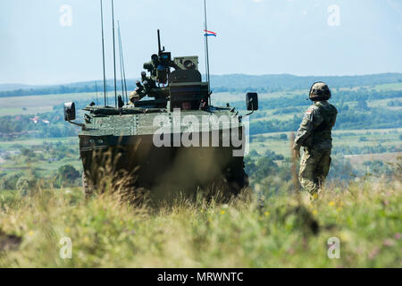 Soldaten der kroatischen Streitkräften Manöver ihrem gepanzerten Fahrzeugen während Getica Sabre 17. Am 10. Juli 2017 in Cincu, Rumänien. Getica Sabre 17 ist eine von den USA geführte Fire Support Koordination und kombinierte Waffen live fire Übung umfasst sechs Verbündete und Partner Nationen mit mehr als 4.000 Soldaten. Getica Sabre 17 läuft gleichzeitig mit Säbel Guardian 17, ein US Army Europe-led, multinationale Übung, erstreckt sich über Bulgarien, Rumänien und Ungarn mit über 25.000 service Mitglieder aus 22 NATO-Mitglieder und der Partnerstaaten. (U.S. Armee Foto von SPC. Antonio Lewis) Stockfoto