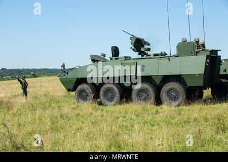 Soldaten der kroatischen Streitkräften Manöver ihrem gepanzerten Fahrzeugen während Getica Sabre 17. Am 10. Juli 2017 in Cincu, Rumänien. Getica Sabre 17 ist eine von den USA geführte Fire Support Koordination und kombinierte Waffen live fire Übung umfasst sechs Verbündete und Partner Nationen mit mehr als 4.000 Soldaten. Getica Sabre 17 läuft gleichzeitig mit Säbel Guardian 17, ein US Army Europe-led, multinationale Übung, erstreckt sich über Bulgarien, Rumänien und Ungarn mit über 25.000 service Mitglieder aus 22 NATO-Mitglieder und der Partnerstaaten. (U.S. Armee Foto von SPC. Antonio Lewis) Stockfoto