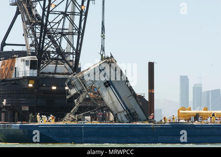 Vengeance ist ein 112 Meter langer Lastkahn, der am 7. April 2017 nach dem Einsturz südlich der San Francisco–Oakland Bay Bridge in der San Francisco Bay sank. Am 11. Juli 2017 führte Global Diving and Salvage Abholarbeiten durch, um das Schiff anzuheben. Das Archivbild dokumentiert die von der US-Küstenwache überwachte Bergungsaktivität während der maritimen Bergungsbemühungen. Stockfoto