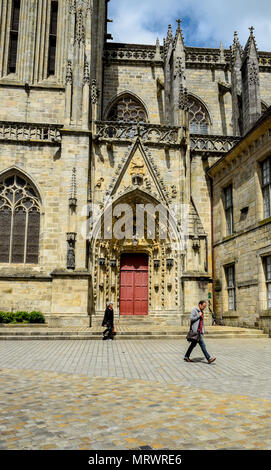 Prunkvolle Kathedrale Saint Corentin Seite Eintrag in Quimper, Bretagne, Frankreich. Stockfoto