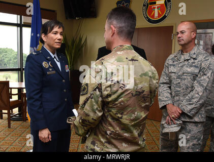 Colonel Debra Vogt, 81st Training Wing Commander, durch die US-Armee Oberstleutnant Glen Blumen begrüßt wird, 1108Th Theater Luftfahrt Sustainment Instandhaltungsgruppe Commander, Mississippi Army National Guard, die während eines Befehls Zeremonie Empfang an der Bay Breeze Event Center Juni 2, 2017, auf Keesler Air Force Base, Fräulein Lovette angenommen Befehl von Oberst Michele Edmondson. (U.S. Air Force Foto von Kemberly Groue) Stockfoto