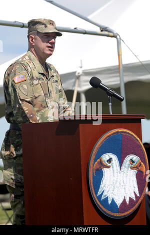 Generalmajor Tracy A. Thompson, Stellvertretender Kommandierender General für den Support, die US-Armee finden, gibt Erläuterungen während der 85. Unterstützung Verzicht Befehl ist der Befehl Zeremonie in Arlington Heights, Illinois, 9. Juli 2017, in Brig. Gen. Frederick R. Maiocco jr., 85. Unterstützt den Befehl kommandierender General, der Befehl Farben Thompson aufgegeben. Der 85. Unterstützt den Befehl, mit der ersten Armee zusammengeschlossen, besteht aus 46 Armee-reserve Bataillone, neun Brigade support Elemente, und fast 4.300 Soldaten und Zivilisten in den kontinentalen Vereinigten Staaten und Puerto Rico. Die Einheiten erzeugen combat ready"-Einheiten Stockfoto