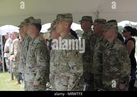 Erste Armee Kommandanten und Führungskräfte stehen unter den Gästen während der 85. Unterstützung Verzicht Befehl ist der Befehl Zeremonie, 9. Juli 2017, am Hauptsitz in Arlington Heights, Illinois. Brig. Gen. Frederick R. Maiocco, Jr. Kommandierender General, 85. die Unterstützung der Befehl Farben Generalmajor Tracy A. Thompson, Stellvertretender Kommandierender General verzichtet für den Support, die US-Armee finden. Der 85. Unterstützt den Befehl, mit der ersten Armee zusammengeschlossen, besteht aus 46 Armee-reserve Bataillone, neun Brigade support Elemente, und fast 4.300 Soldaten und Zivilisten, die auf dem ganzen Kontinent überspannt Stockfoto