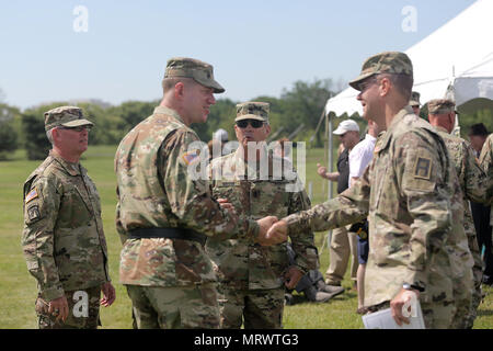 Generalmajor Tracy A. Thompson, Links, Stellvertretenden Kommandierenden General für den Support, die US-Army Reserve Hände schüttelt mit Generalmajor Chris R. Gentry, Stellvertretender Kommandierender General für den Support, die erste Armee, nach der 85. Unterstützung Verzicht Befehl ist der Befehl Zeremonie, 9. Juli 2017. 85. Der Armee finden Unterstützt den Befehl, mit der ersten Armee zusammengeschlossen, besteht aus 46 Armee-reserve Bataillone, neun Brigade support Elemente, und fast 4.300 Soldaten und Zivilisten, die in der kontinentalen Vereinigten Staaten und Puerto Rico spanned und Bekämpfung erzeugen bereit, Einheiten und Soldaten für die Armee, ausgebildet werden, Rüsten Stockfoto