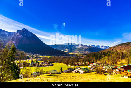 Blick auf das Dorf von koenigssee Schoenau in den Bayerischen Alpen - Deutschland Stockfoto