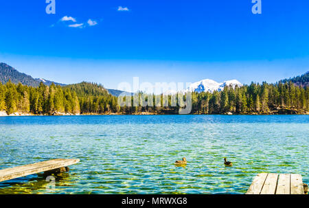 Blick auf den schönen See Hintersee im Bayerischen Alp von Bayern Stockfoto