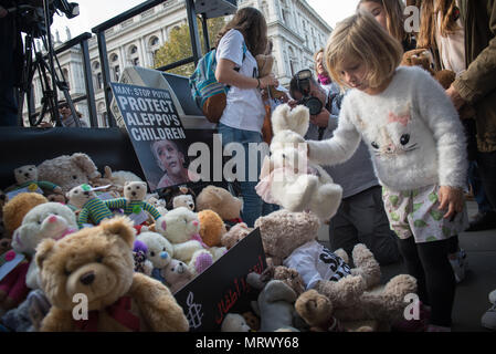 Whitehall, London, UK. 22. Oktober 2016. Hunderte von Demonstranten Stadium eine Rallye außerhalb der Downing Street die menschlichen Kosten des Syrischen confli zu markieren. Stockfoto