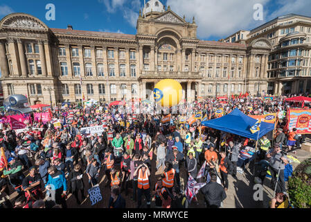 Victoria Square, Birmingham, Großbritannien. 2. Oktober 2016. Mehrere hundert Demonstranten nehmen an einem Protest in der Volksversammlung organisierten übereinzustimmen Stockfoto