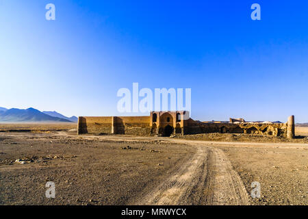 Blick auf abonded caravansarai in der Wüste von Varzaneh - Iran Stockfoto