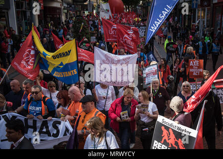 Birmingham, Großbritannien. 2. Oktober 2016. Mehrere hundert Demonstranten auf den Straßen von Birmingham an einem Protestmarsch organisiert durch die Notfallorganisation zu nehmen Stockfoto