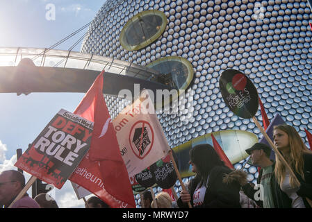 Birmingham, Großbritannien. 2. Oktober 2016. Mehrere hundert Demonstranten auf den Straßen von Birmingham an einem Protestmarsch organisiert durch die Notfallorganisation zu nehmen Stockfoto