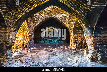 Blick auf die Gewölbe der caravansarai in der Wüste von Varzaneh - Iran Stockfoto