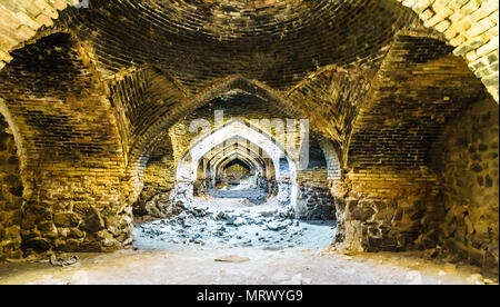 Blick auf die Gewölbe der caravansarai in der Wüste von Varzaneh - Iran Stockfoto