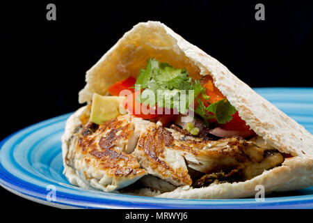 Gebratene Makrelen Filet, Scomber scombrus, das Ufer angeln von Chesil Beach Dorset gefangen wurde. In einem Pitta Brot mit einer Salsa von Tomaten serviert, Avoca Stockfoto