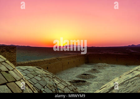 Blick auf rosa Sonnenaufgang über abonded caravansarai in der Wüste von Varzaneh - Iran Stockfoto