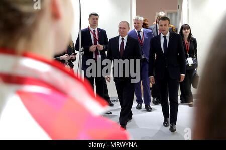Der russische Präsident Wladimir Putin und der französische Präsident Emmanuel Längestrich, rechts, kommen mit Säbelrasseln der Russischen und Französischen Frauen Teams vor dem Russland - Französisch business forum Mai 25, 2018 in St. Petersburg, Russland zu besuchen. (Russische Vorsitz über Planetpix) Stockfoto
