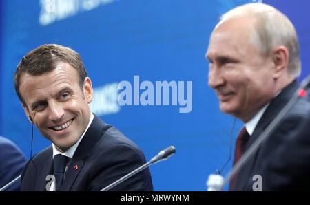 Der russische Präsident Wladimir Putin und der französische Präsident Emmanuel Längestrich, Links, während das Russland - Französisch business forum am Rande der 22 St. Petersburg International Economic Forum 25. Mai in St. Petersburg, Russland 2018. (Russische Vorsitz über Planetpix) Stockfoto