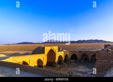 Blick auf abonded caravansarai in der Wüste von Varzaneh - Iran Stockfoto