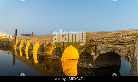 Blick auf die Alte Brücke über den Fluss durch Varzaneh Zayanderud, Provinz Isfahan, Iran Stockfoto