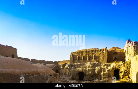 Blick auf die Ruinen der Zitadelle von varzaneh ghoortan im Iran Stockfoto