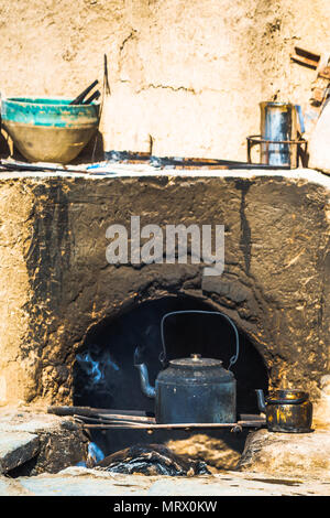 Blick auf alte Bügeleisen Wasserkocher auf Kamin Stockfoto