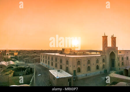 Blick auf den Sonnenuntergang über der Moschee von Ghoortan Zitadelle von Dorf Varzaneh - Iran Stockfoto