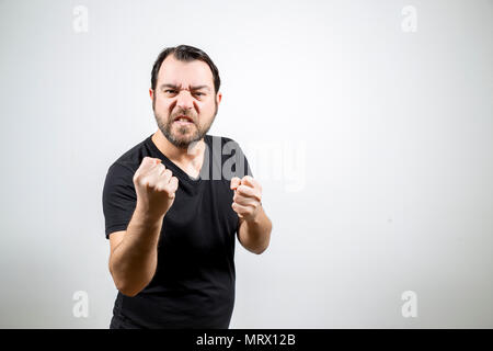 Erwachsenen Mann wird fertig, indem er seine Fäuste zu kämpfen Stockfoto