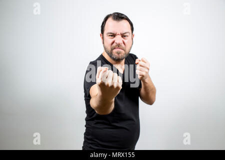 Erwachsenen Mann wird fertig, indem er seine Fäuste zu kämpfen Stockfoto