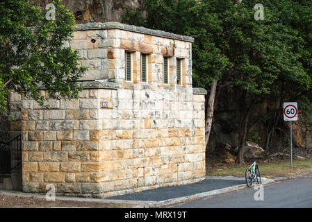 Suchen mehr wie ein militärischer Geschützstellung Dies ist eine öffentliche Toilette an der Spule Kopf im Ku-Ring-Gai Chase National Park in den 1930er gebaut Stockfoto