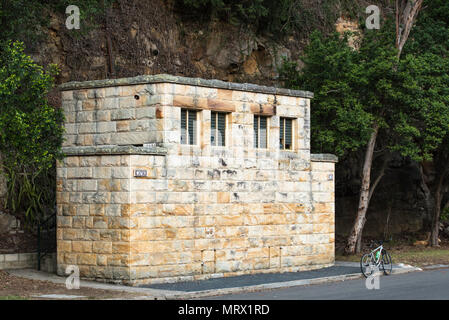 Suchen mehr wie ein militärischer Geschützstellung Dies ist eine öffentliche Toilette an der Spule Kopf im Ku-Ring-Gai Chase National Park in den 1930er gebaut Stockfoto